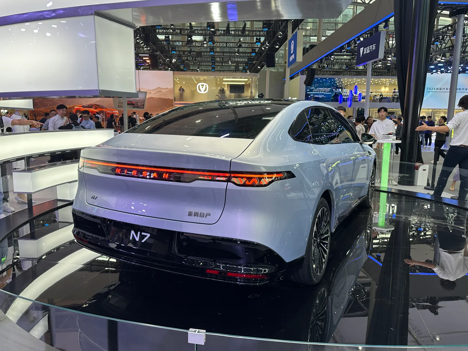 닛산 N7의 뒷모습 클로즈업, 트렁크에 NISSAN 로고와 東風日産(둥펑닛산) 한자 배지, 폭 넓은 일자형 테일램프가 보이는 모습