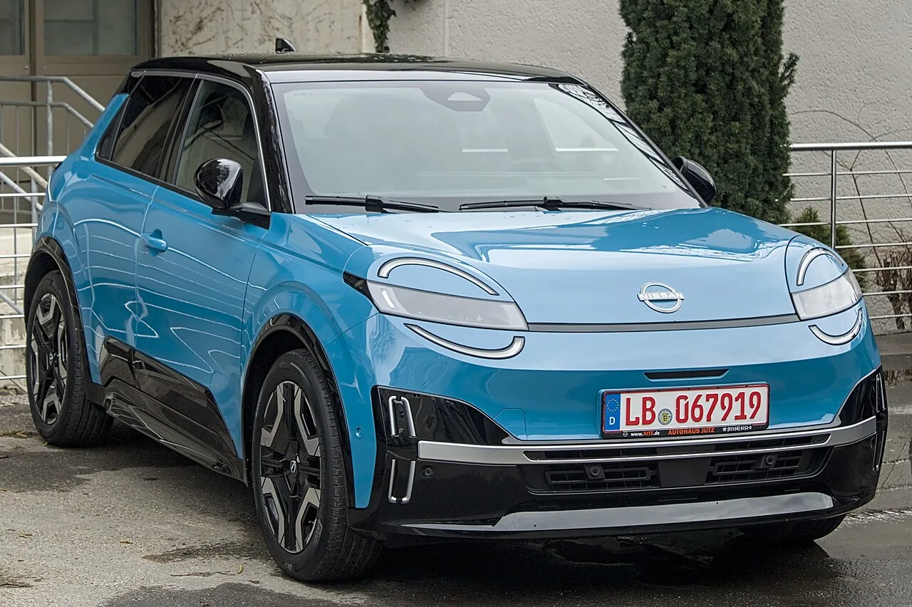 2026년형 닛산 미크라 EV 실물 사진, 파란색 차체 전면 측면 각도