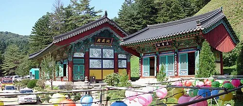 월정사 법당 건물군과 마당, 나란히 이어진 전각들