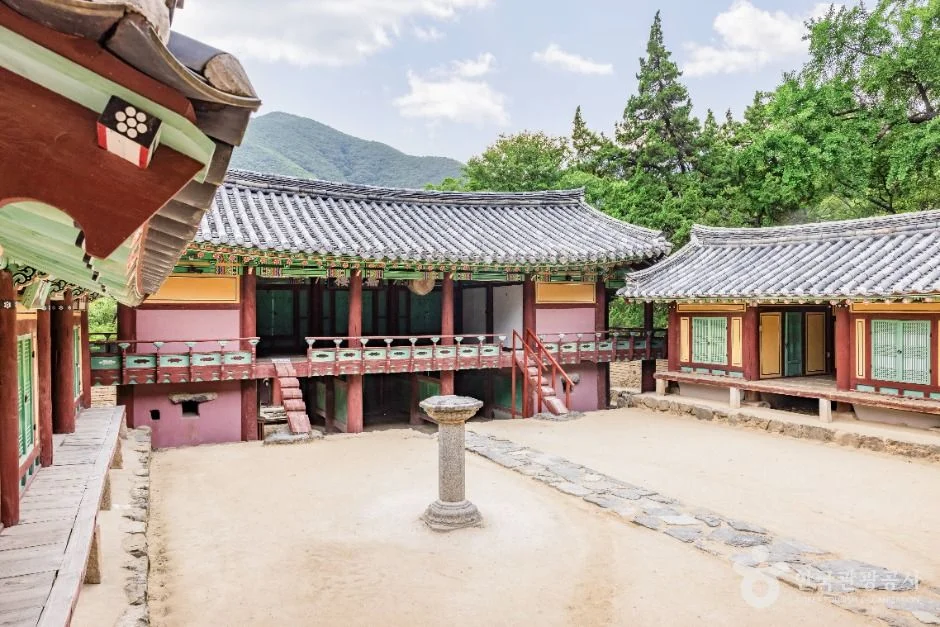 채색 단청 건물이 마주 보는 옥산서원 강당 앞마당