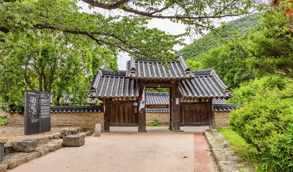 숲 그늘 아래 옥산서원 정문 역락문과 앞마당