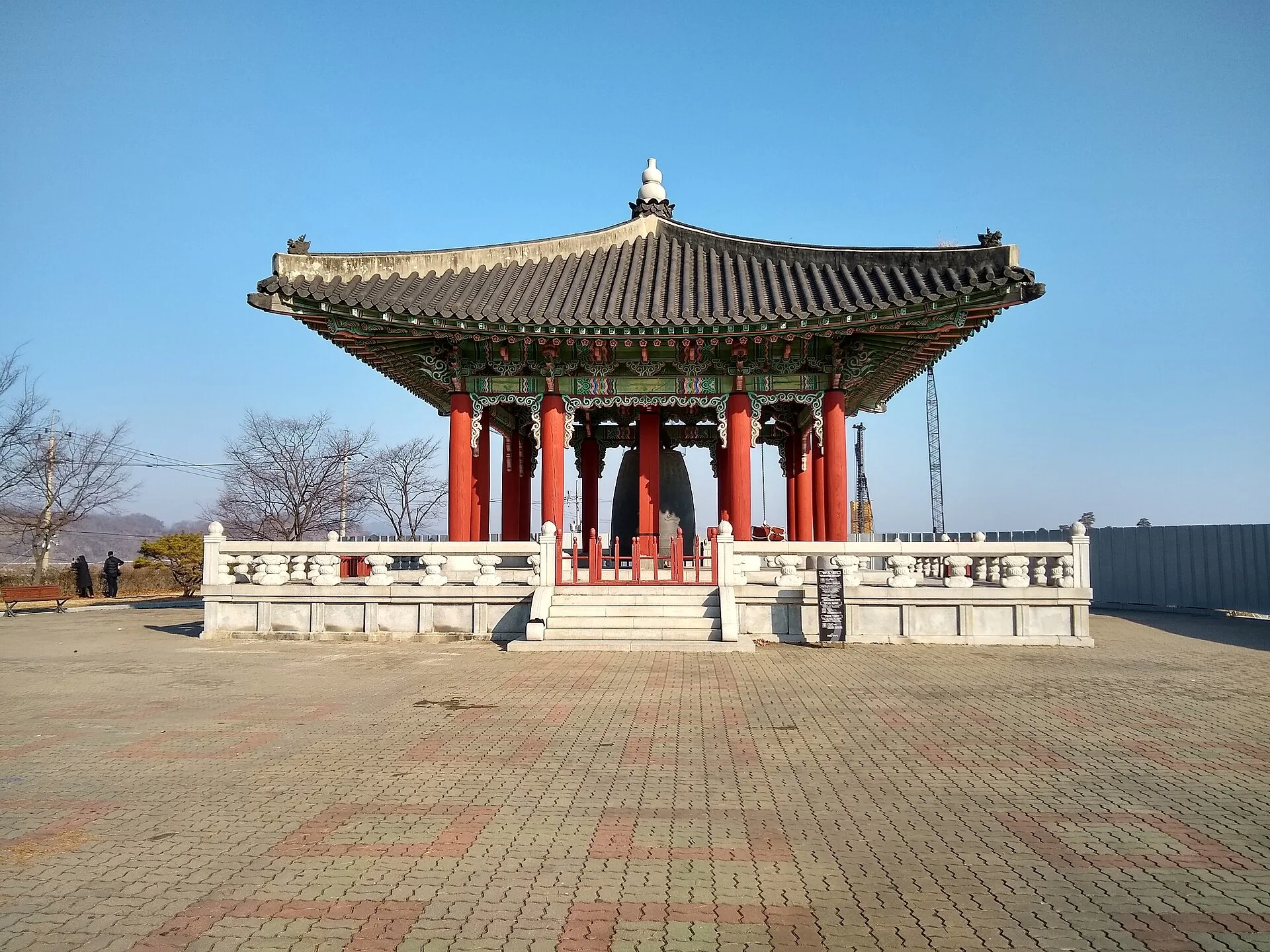 임진각 평화누리공원에 세워진 평화의 종 종각 전경
