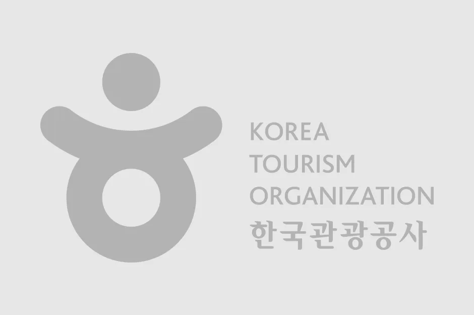 임진각 평화누리공원 바람의 언덕에서 사진을 찍는 방문객들