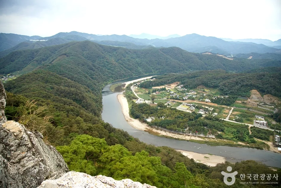 팔봉산 봉우리에서 내려다본 홍천강 물굽이와 강변 마을 전경