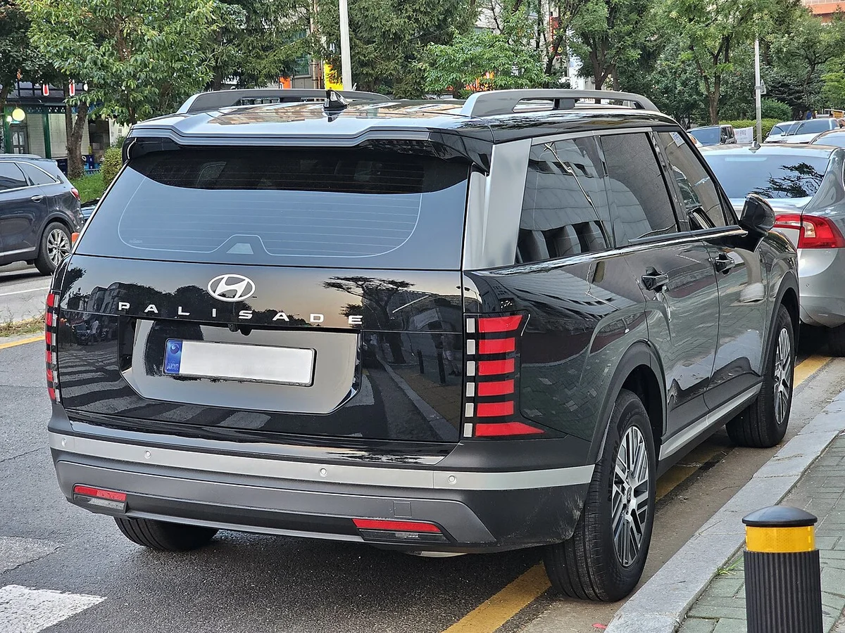 팰리세이드 하이브리드 익스클루시브 후면, 세로형 리어램프와 테일게이트 PALISADE 문자