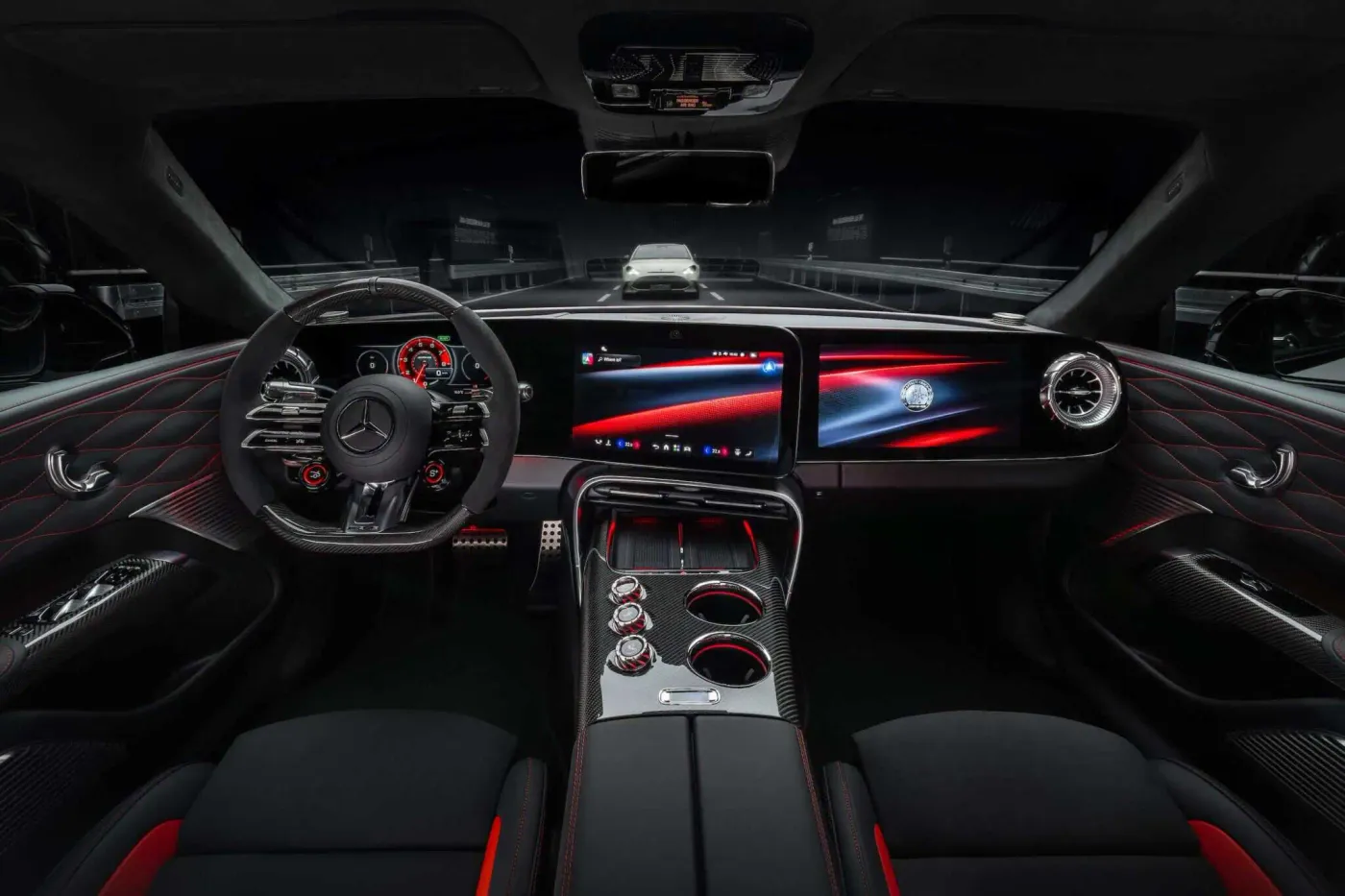 디지털 계기판과 중앙 디스플레이가 이어진 메르세데스-AMG GT 4도어 쿠페의 실내 대시보드