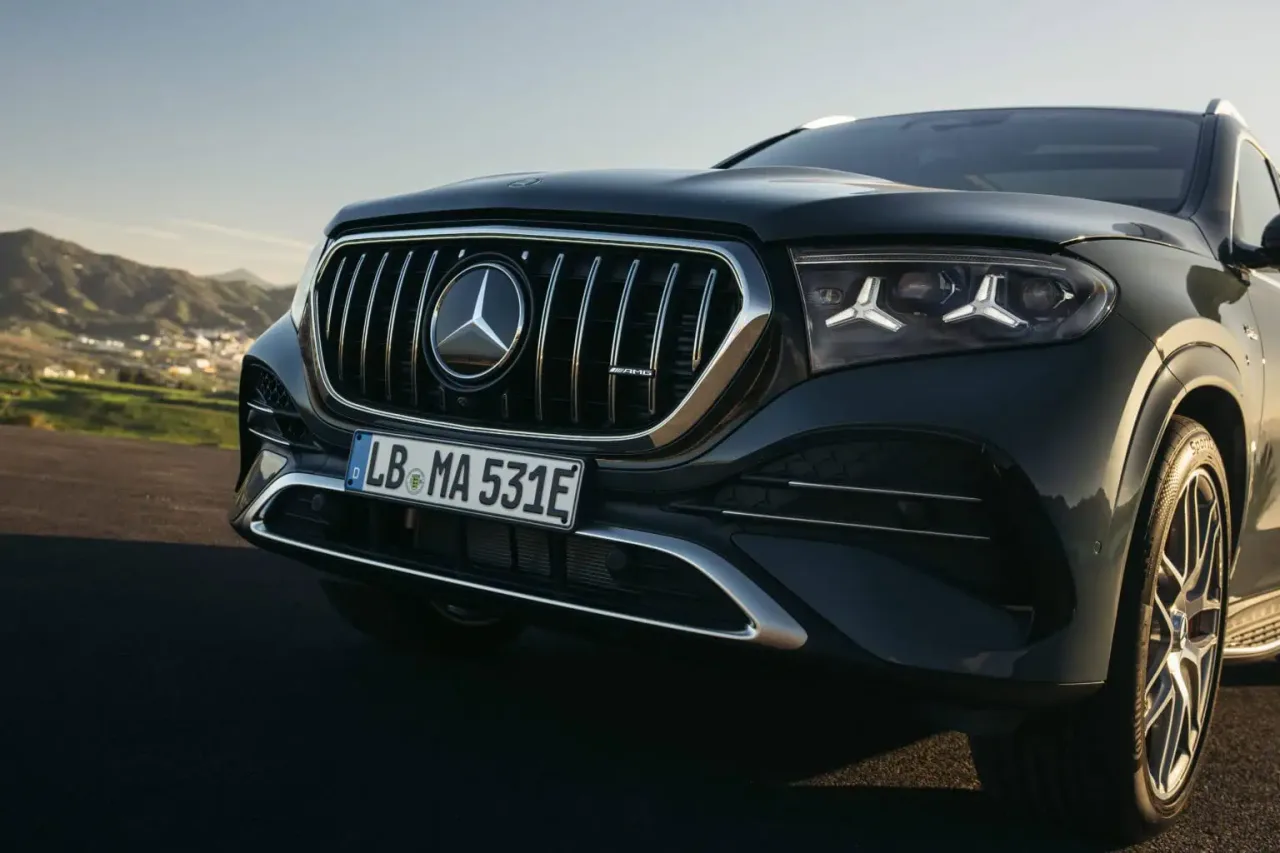 어두운 차체의 메르세데스-AMG GLE 전면, AMG 전용 수직 루버 그릴과 별 모양 헤드램프가 보인다