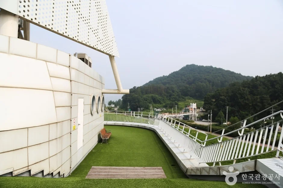 이포보전망대 옥상 정원과 멀리 보이는 산