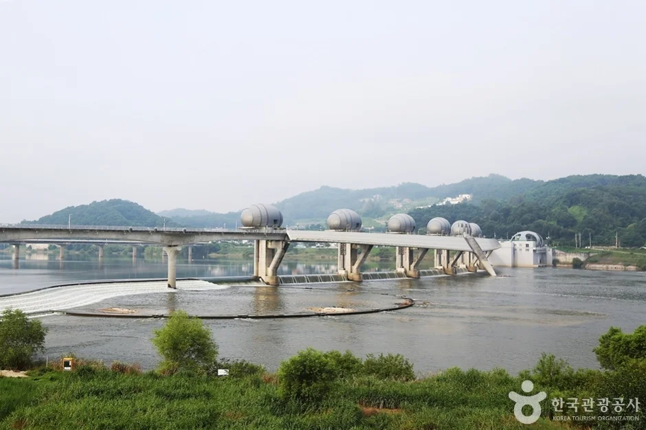 남한강에 놓인 이포보 전경