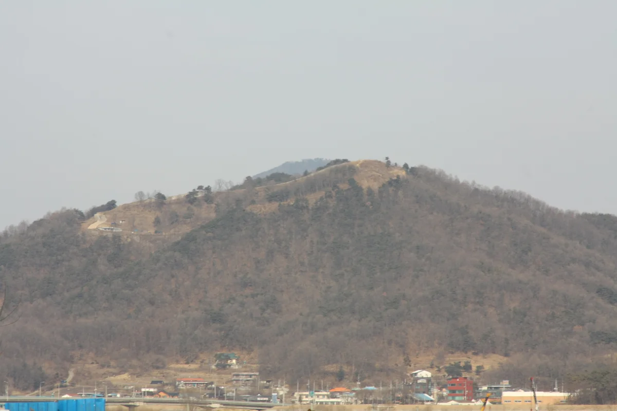 강 건너에서 본 파사산과 마을 풍경
