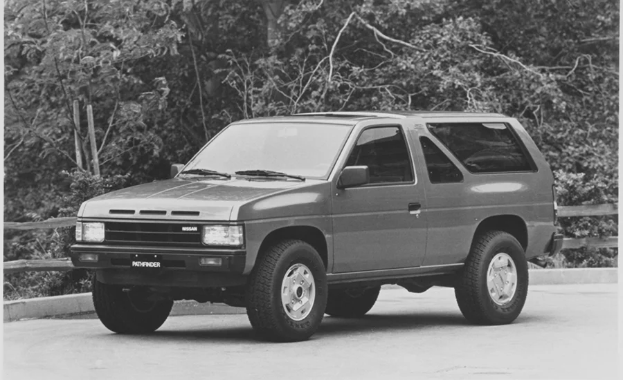 1987년형 닛산 패스파인더 흑백 사진, 2도어 스타일의 각진 SUV