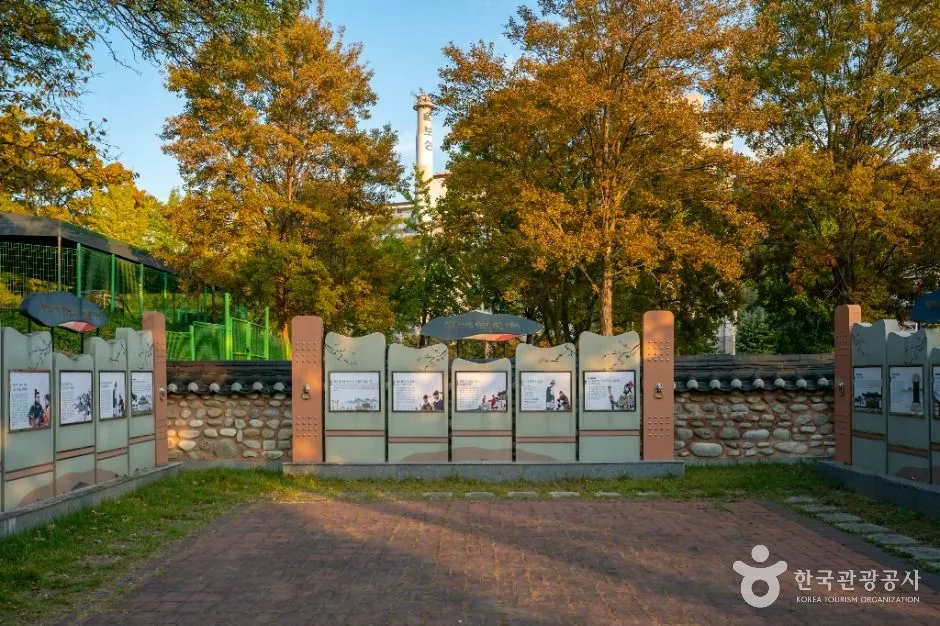 노랗게 물든 나무가 선 신숭겸장군유적 담장 앞 길