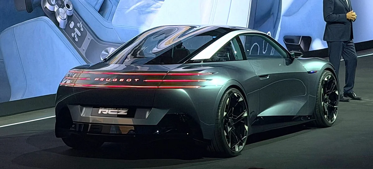 푸조 RCZ 비전 콘셉트의 후면, 좌우로 길게 이어진 테일램프와 RCZ 레터링이 보인다