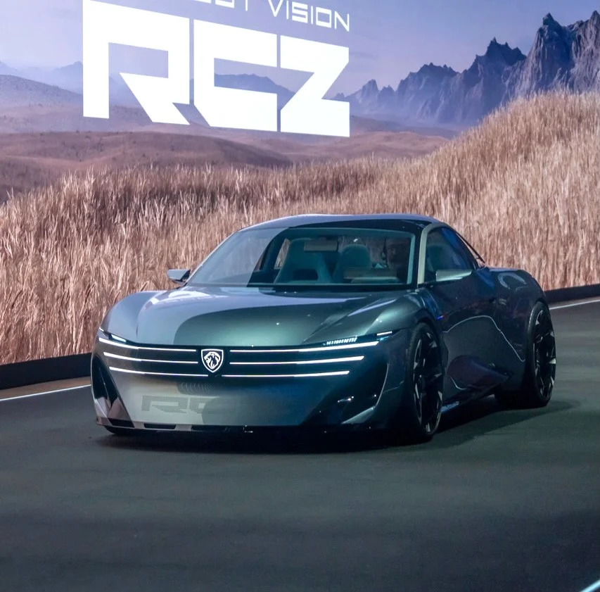푸조 RCZ 비전 콘셉트가 무대 위에서 RCZ 로고 배경과 함께 전시된 모습
