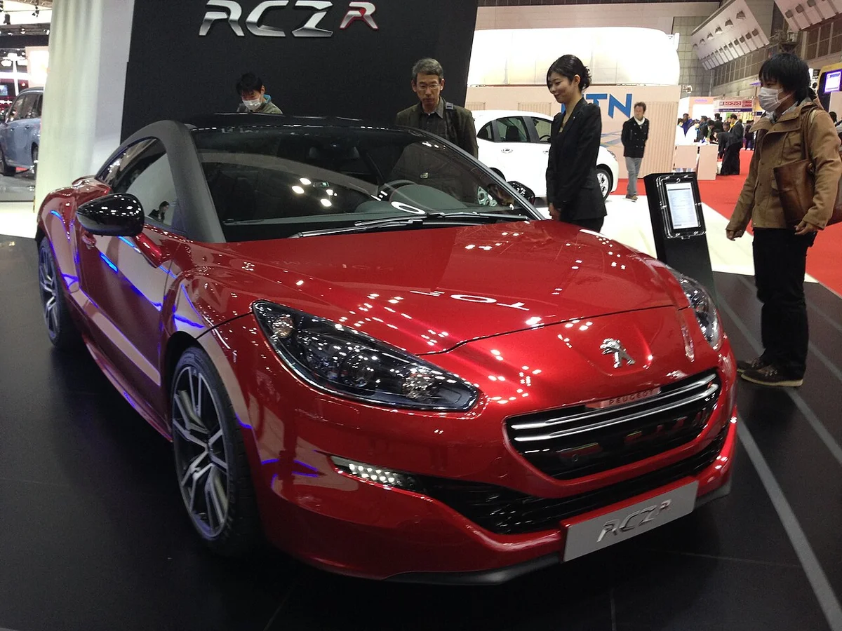 도쿄 모터쇼 2013에 전시된 붉은색 푸조 RCZ R의 전면