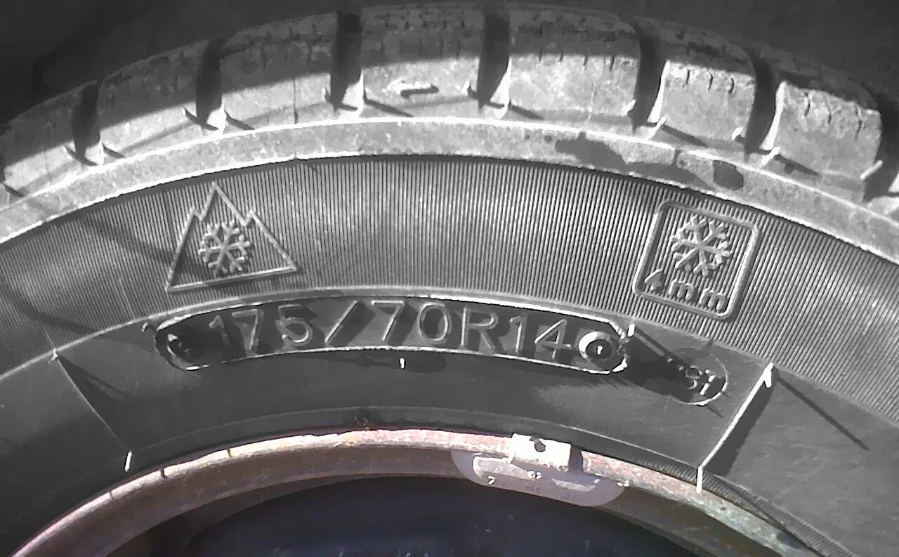 타이어 사이드월에 새겨진 3PMSF 눈송이 산 모양 표식과 4mm 눈 표식, 규격 175/70R14 표기. 스콜피온 윈터3가 아닌 일반 사례