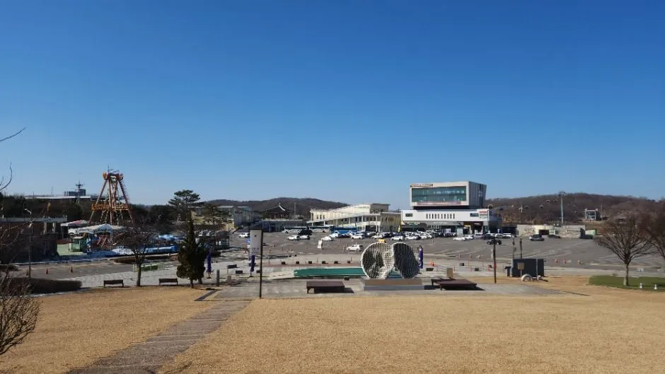 임진각 곤돌라 승강장 앞 넓은 포장 광장과 건물 일대 전경