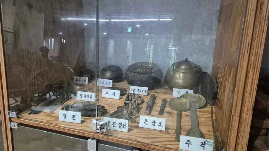 옹기와 유물이 놓인 유리 진열장
