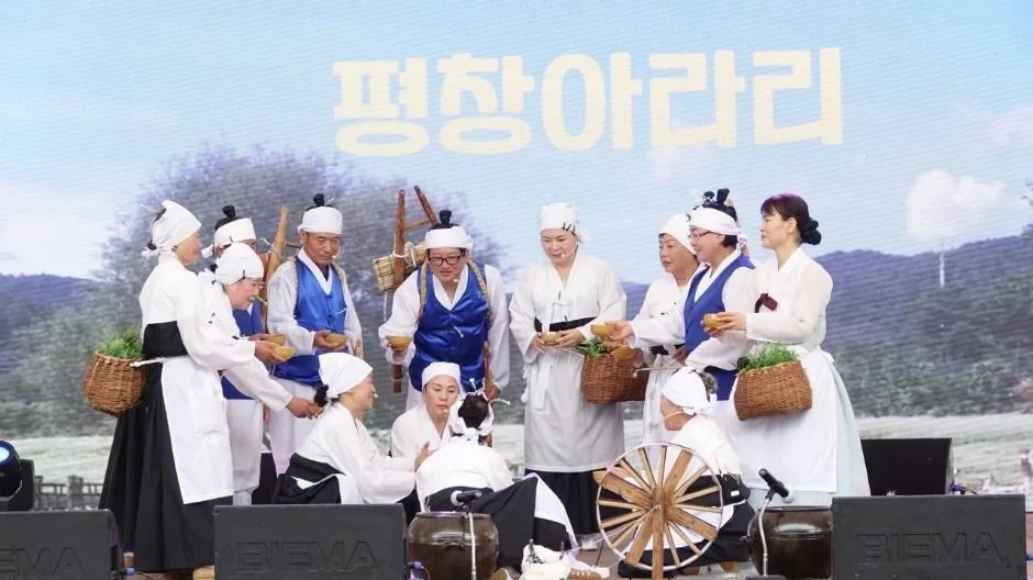 전통 복장을 입고 물레를 돌리며 평창아라리 공연을 하는 참가자들