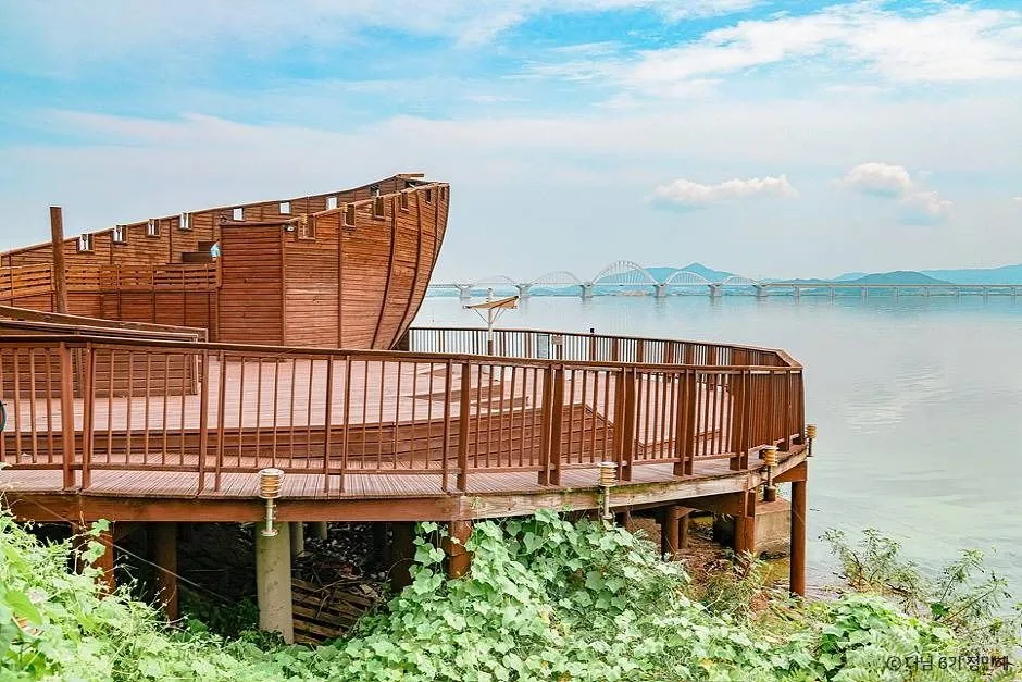 "배 모양 전망대 위로 불꽃이 터진다"… 평택호 물빛축제, 축제 끝나도 남는 이유