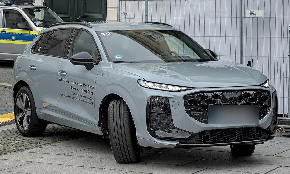 독일 뮌헨 IAA Mobility 2025에 전시된 회색 3세대 아우디 Q3의 전측면, 번호판은 흐림 처리