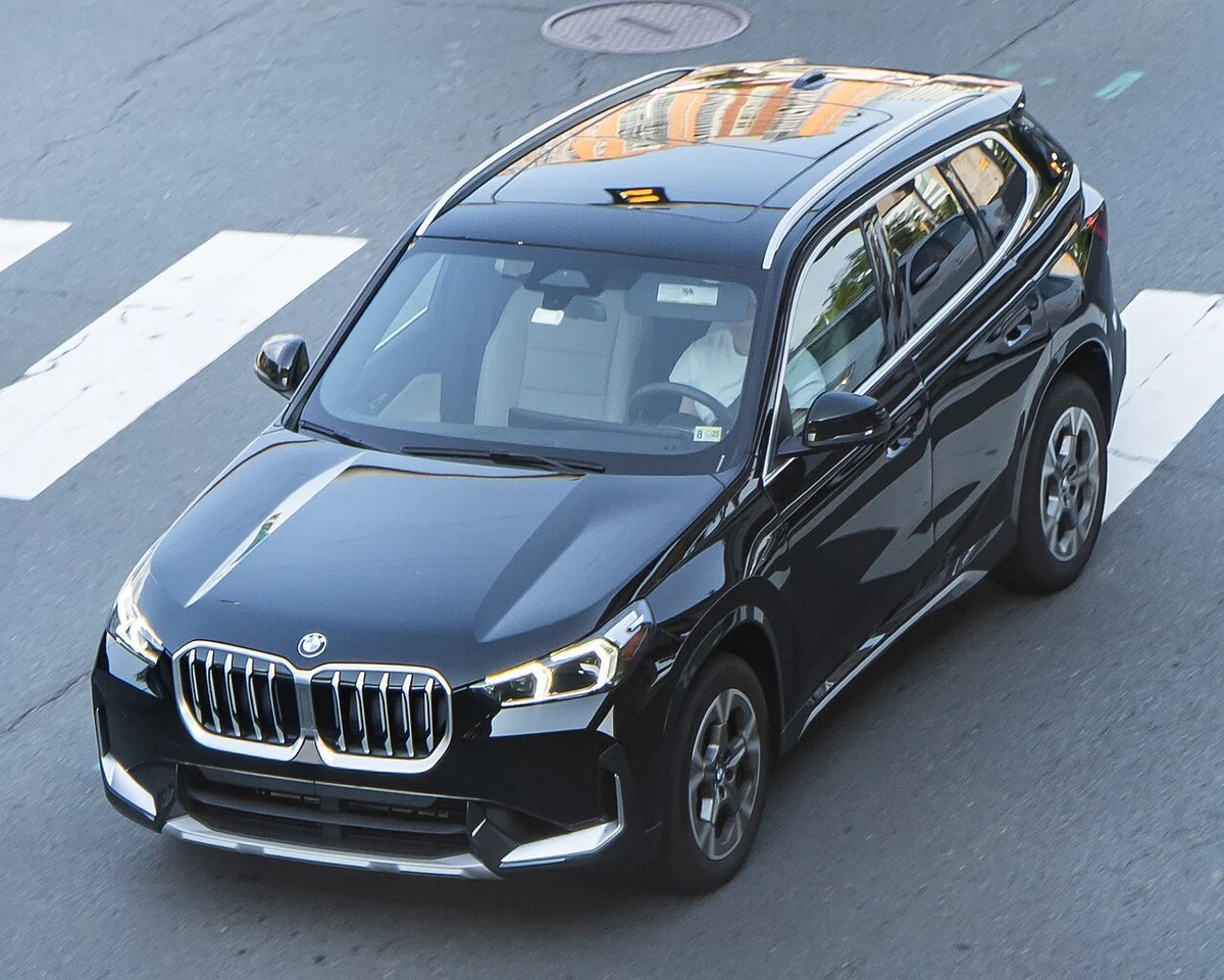 검은색 BMW X1(U11)을 위에서 본 전측면