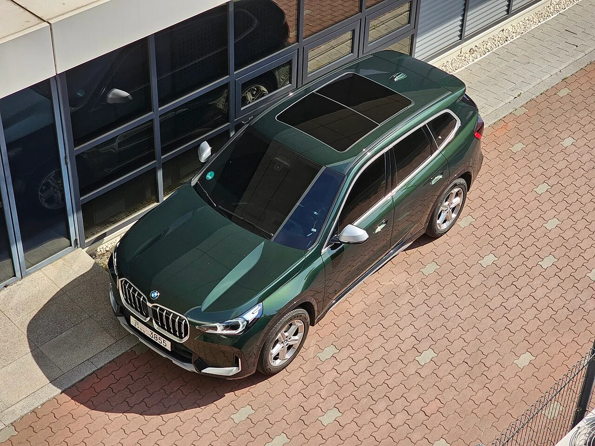 녹색 BMW X1(U11) sDrive20i xLine을 위에서 내려다본 모습