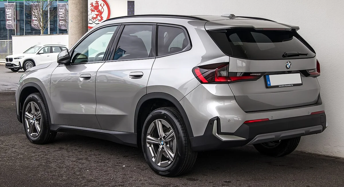 은색 BMW X1(U11)의 후측면