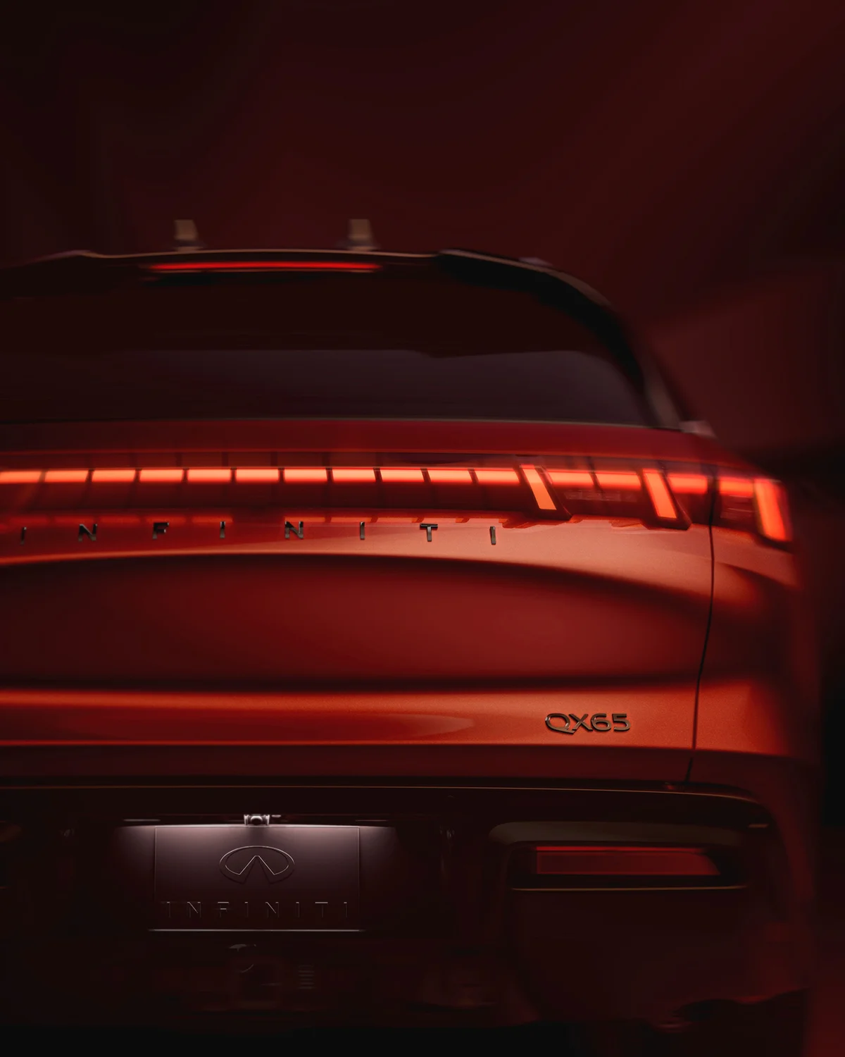 QX65 후면의 가로형 테일램프와 INFINITI 글자, QX65 배지