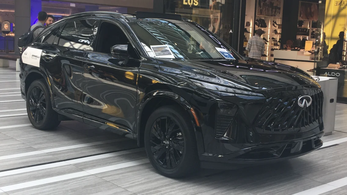 쇼핑몰 안에 전시된 검은색 인피니티 QX65의 전측면