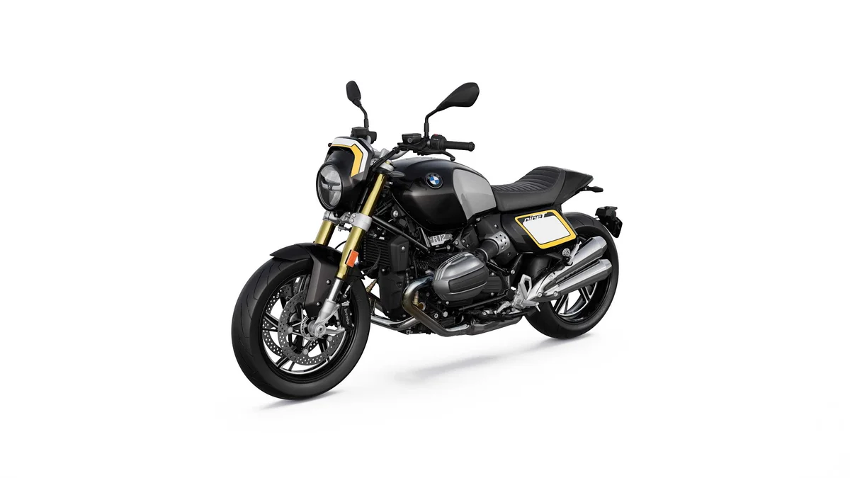 블랙 차체에 노란 테두리 레이스 번호판형 사이드 패널을 단 BMW R 12 nineT 트래커 구성의 전측면
