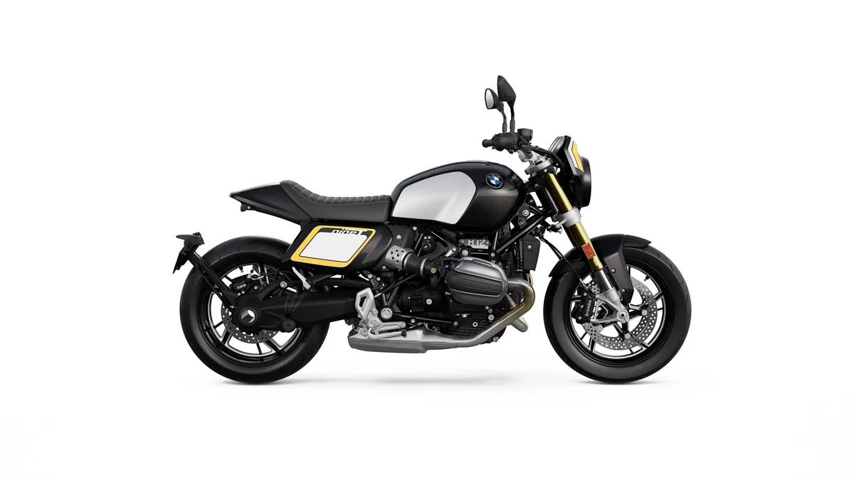 노란 테두리 번호판형 패널을 단 BMW R 12 nineT 트래커 구성의 왼쪽 측면