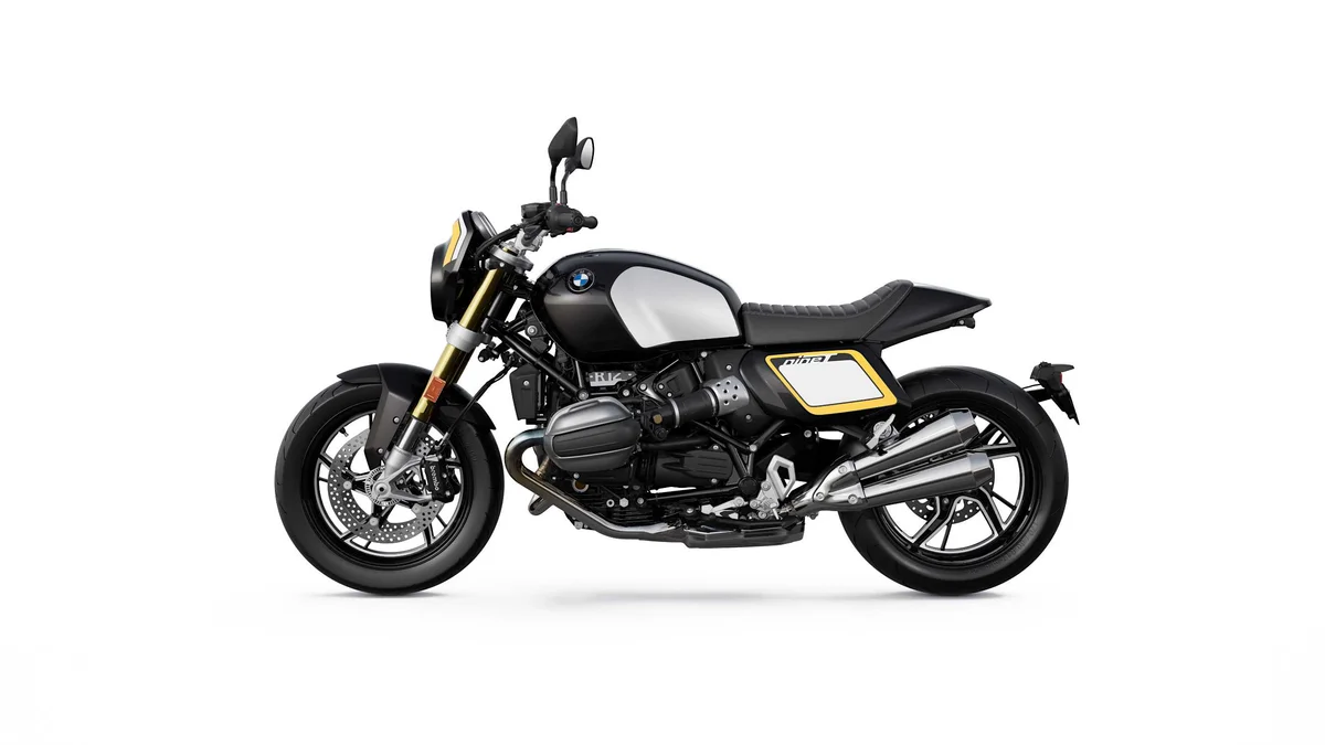노란 테두리 번호판형 패널을 단 BMW R 12 nineT 트래커 구성의 오른쪽 측면