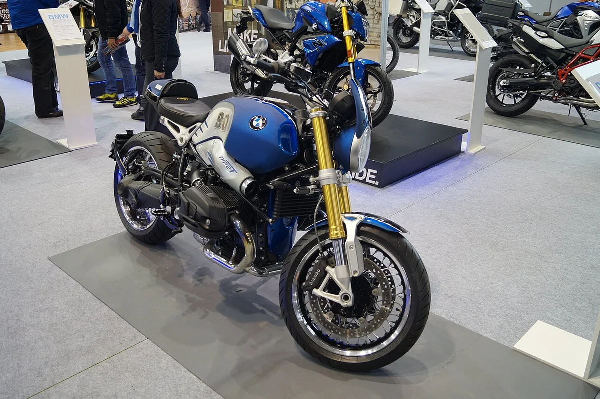 푸른 탱크와 금색 포크를 단 BMW R nineT 계열 모터사이클의 전측면 전시 차량