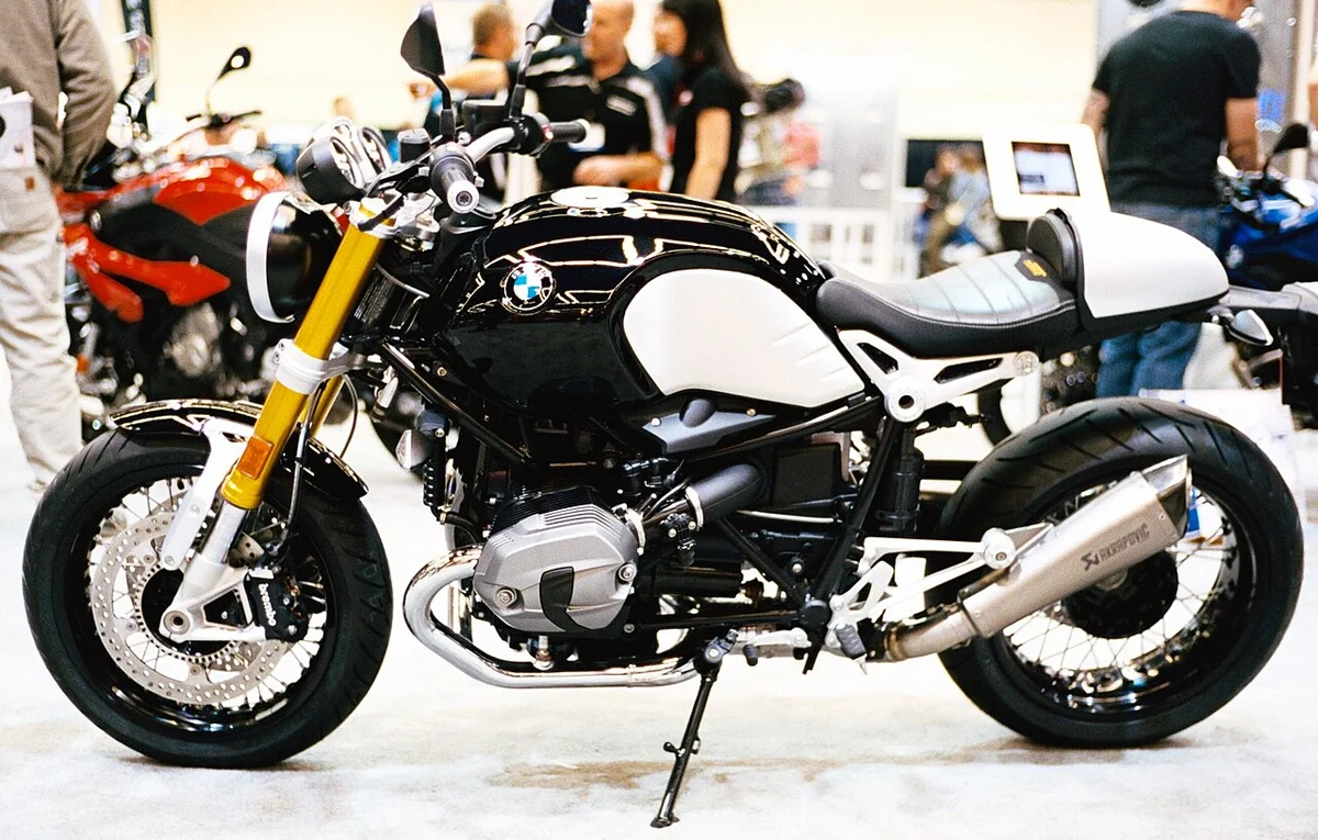 BMW R nineT 계열 모터사이클의 왼쪽 측면, 노출된 박서 실린더와 금색 포크가 보이는 전시 차량