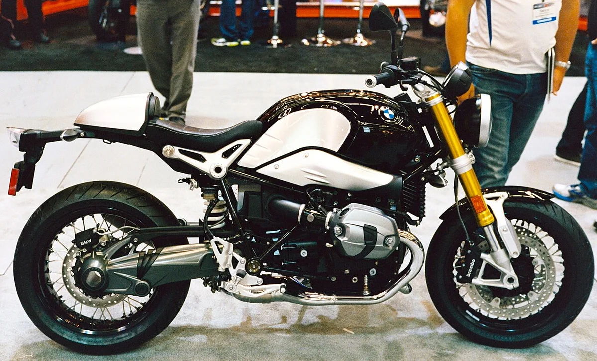노출된 박서 엔진과 둥근 헤드라이트를 가진 BMW R nineT의 오른쪽 측면