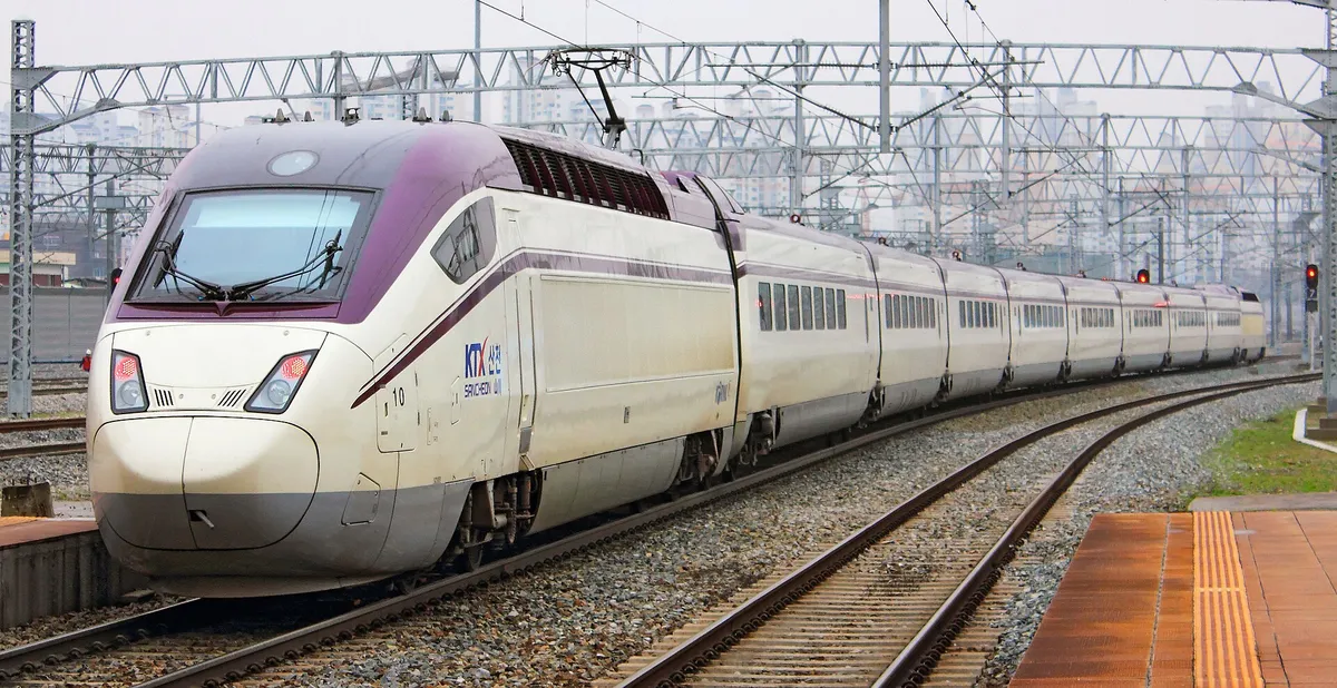 "기차표 두 달 전부터 산다"… 연말·설 이동, KTX 먼저 잡을까 내 차로 갈까