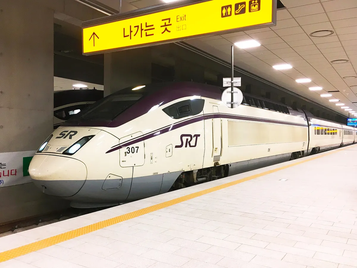 승강장에 정차한 SRT 고속열차의 전면과 측면