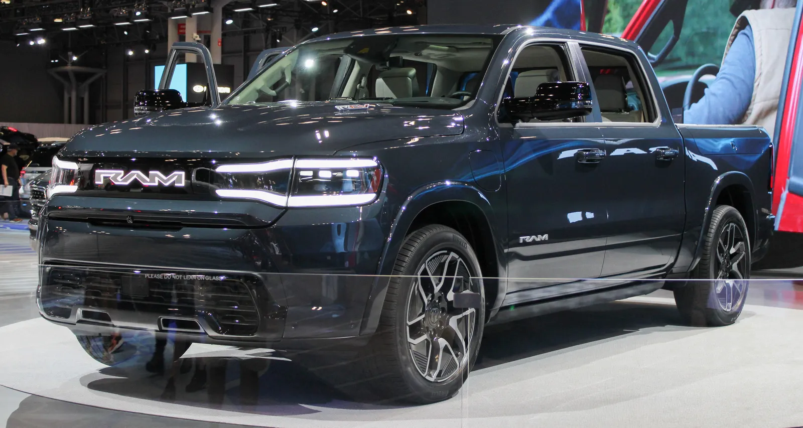 2023년 뉴욕오토쇼에 전시된 램 1500 REV 콘셉트 전면