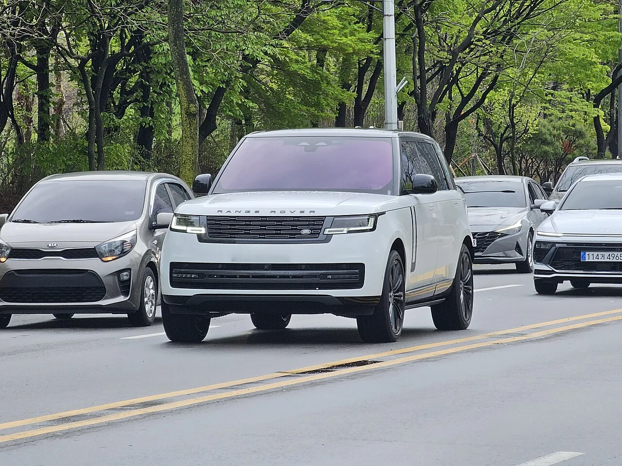 도로 위 흰색 레인지로버 L460 전측면