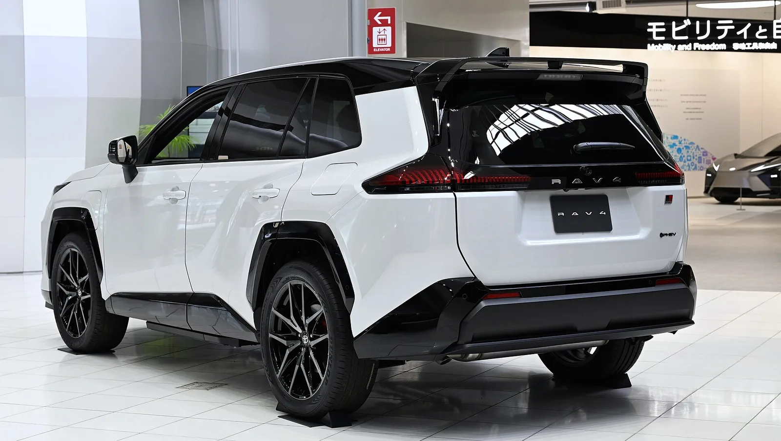 토요타 라브4 PHEV GR 스포츠 후측면, PHEV 배지와 리어 스포일러가 보인다