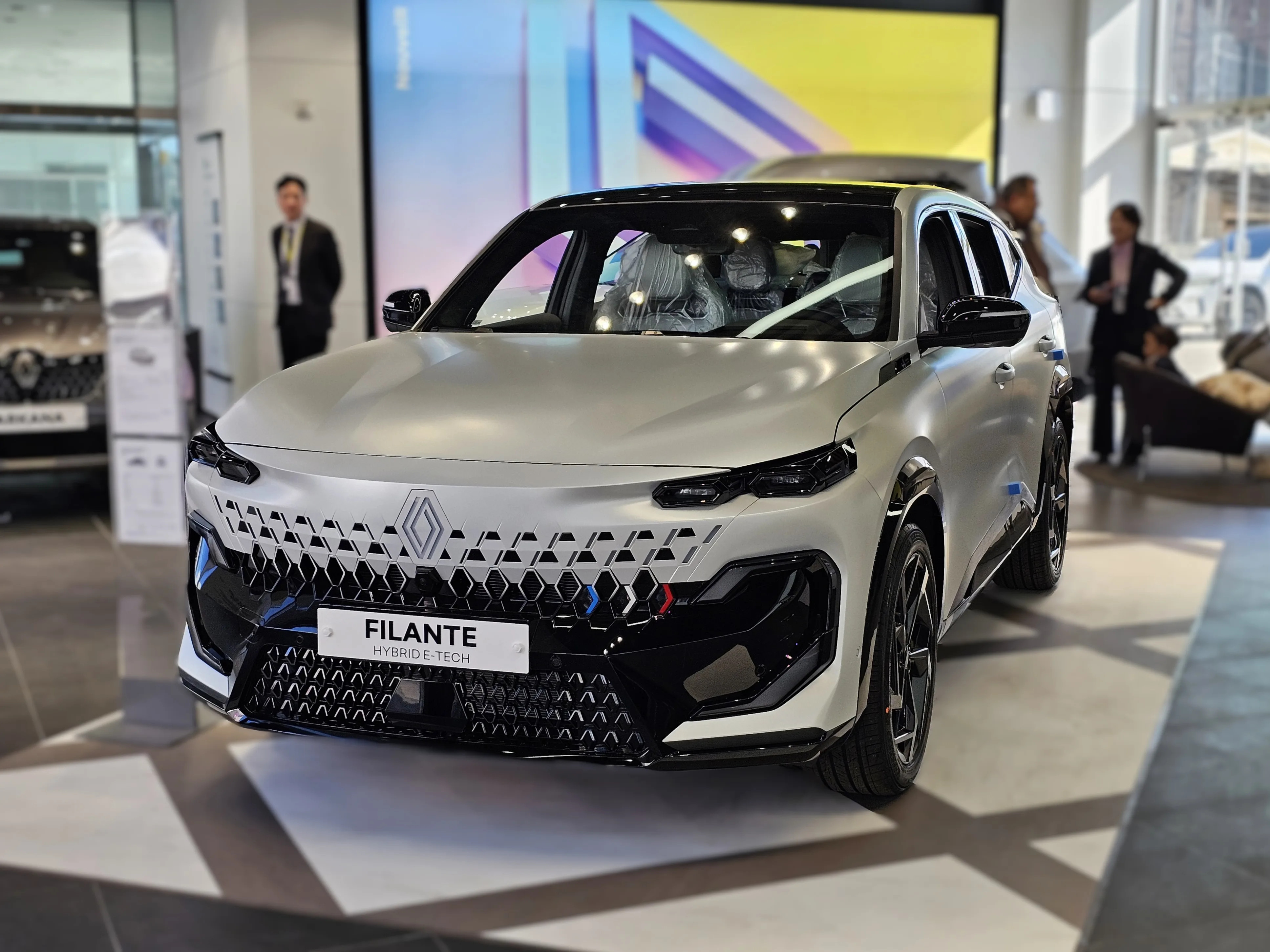"이번 주말 지나면 끝"... 르노 전시차 36개월 무이자, 그 사이 BMW·벤츠도 매장을 바꿨다