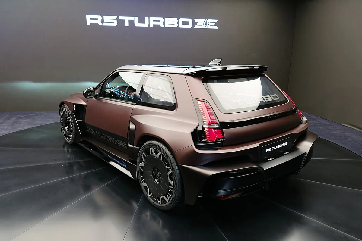 갈색 무광 르노 R5 터보 3E의 후면 3/4 모습, 큰 리어 스포일러와 R5 TURBO 3E 로고가 보인다