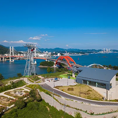 초양정류장 상공에서 내려다본 사천바다케이블카 타워와 창선·삼천포대교, 초양도 전경