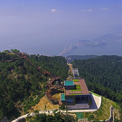 각산정류장 상공에서 내려다본 케이블카 라인과 각산전망대 건물, 멀리 삼천포대교와 바다