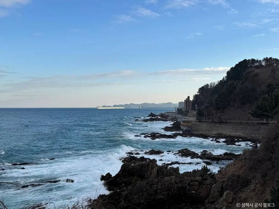 푸른 동해와 바위 해안이 이어지는 삼척 새천년해안도로의 해안 풍경