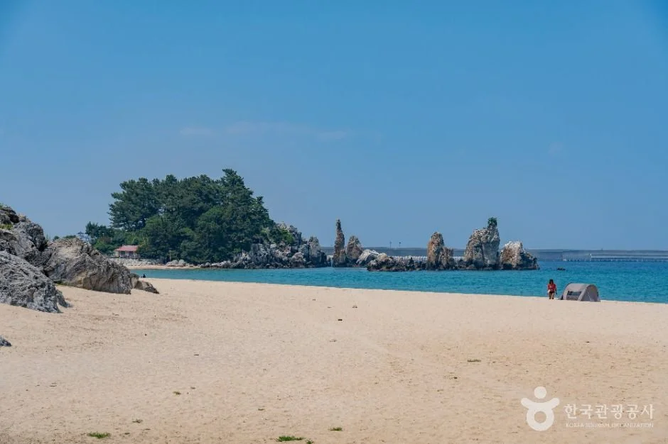 푸른 바다와 해안 바위, 정자가 보이는 증산해변 일대