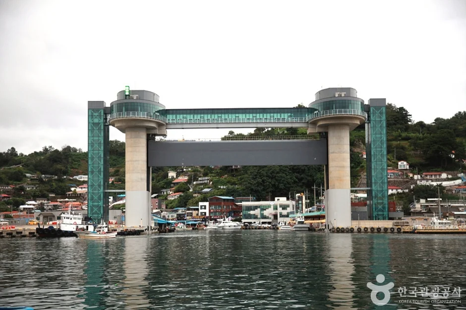 수문 타워와 상가가 보이는 삼척항 주변 풍경