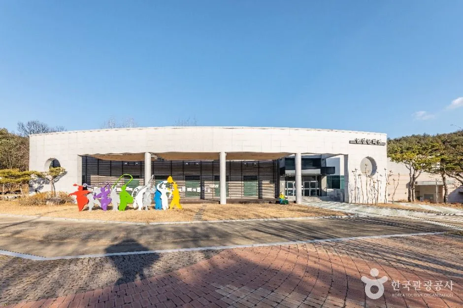 상주박물관 외관과 앞마당