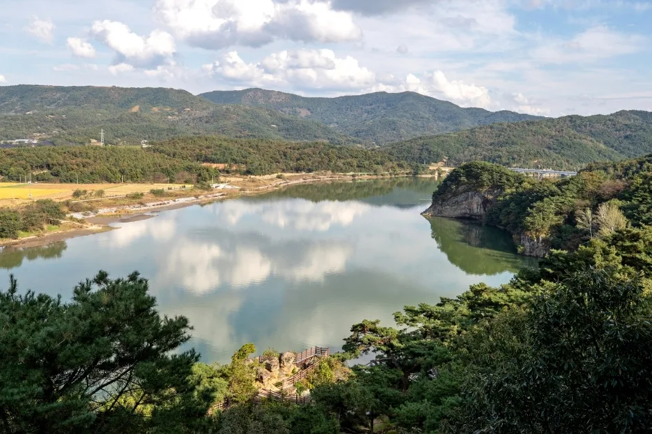 경천대에서 본 낙동강 물길과 기암